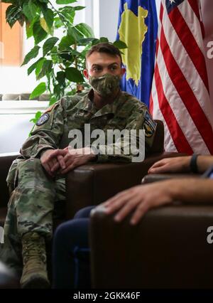 Parker Mooney, capo della squadra di monitoraggio di collegamento (Area of Responsibility-Central), ascolta il direttore regionale della polizia del Kosovo durante una riunione a Pristina/Prishtinë, Kosovo, il 5 maggio 2021. I due hanno discusso le priorità del direttore per la forza, che includono gli sforzi per esercitare una polizia più proattiva e promuovere rapporti più forti con le loro comunità. Foto Stock