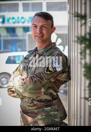 1 Lt. Parker Mooney, responsabile del team di monitoraggio di collegamento (Area of Responsibility-Central), pone per una foto nel centro di Pristina/Prishtinë, Kosovo, il 5 maggio 2021. Mooney lavora per la missione della forza del Kosovo da quasi due anni. Normalmente una missione di un anno, Mooney ha prolungato il suo tempo in Kosovo per mettere a buon uso la sua laurea in relazioni internazionali. Foto Stock