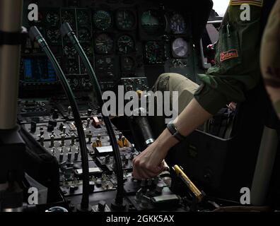 Il Capt. Jennie Seibert, 459th Airlift Squadron pilot, regola i controlli di un elicottero Iroquois UH-1N durante un evento Rescue Rodeo mentre sorvola la base aerea di Yokota, Giappone, 12 maggio 2021. La recente formazione di ricerca e salvataggio è stata condotta con il 459th AS e il 320th Special Tactics Squadron per ottenere un migliore rapporto di lavoro. Foto Stock