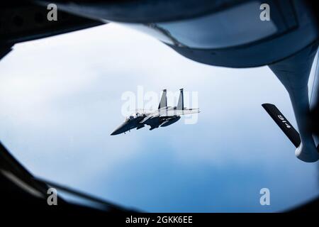 Una F-15E dell'aeronautica degli Stati Uniti d'America Strike Eagle assegnata alla base dell'aeronautica di Seymour Johnson, Carolina del Nord, vola accanto ad un KC-135 Stratotanker sopra il golfo del Messico durante la bandiera a scacchi 21-2, 12 maggio 2021. Chequered Flag è un'esercitazione aerea su larga scala progettata per integrare quadri aerei di quarta e quinta generazione per migliorare la mobilità, l'implementazione e le capacità di impiego di aviatori e manutentori. Foto Stock