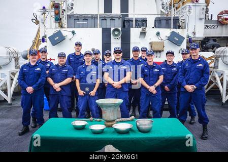 I cuttermen della Guardia Costiera Cutter Stadfast (WMEC 623) hanno indetto il primo ufficiale di Petty di classe Garrett Jeskey come cutterman il 11 maggio 2021. Coast Guard Cutter i cuttermen di Haddifast hanno più di 100 anni di tempo di mare quando combinati insieme. Foto Stock