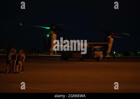 Marine Raiders si prepara a salire a bordo di un MV-22 Osprey durante un esercizio DI preparazione DELL'unità RAVEN a Nashville, Tenn., 12 maggio 2021. RAVEN è un esercizio di formazione che si svolge per valutare tutti gli aspetti di una Marine Special Operations Company prima dell'implementazione di un Marine Forces Special Operations Command. Foto Stock