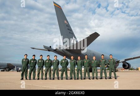 Gli studenti giapponesi dell'equipaggio di volo posano per una foto di fronte a una KC-46 Pegasus, 12 maggio 2021, presso la base dell'aeronautica di Altus, Oklahoma. Gli studenti sono i piloti della Japan Air Self-Defense Force e gli operatori del boom che sono venuti a Mobility’s Hometown per allenarsi sul KC-46. Foto Stock