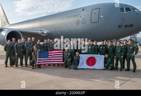 Gli aerei dell'aeronautica degli Stati Uniti dal 56esimo Squadron di rifornimento dell'aria e gli allievi giapponesi dell'equipaggio dell'aereo posano per una foto davanti ad un Pegasus di KC-46, 12 maggio 2021, alla base dell'aeronautica di Altus, Oklahoma. Gli studenti sono i primi alleati degli Stati Uniti ad allenarsi sul KC-46. Foto Stock