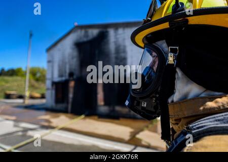 A Pennsylvania Air National Guardsman Airman First Class Nicholas Burns, assegnato al 171st Air Refeeling Wing Civil Engineer Squadron guarda la scena mentre un team di vigili del fuoco si impegnano in un'evoluzione di addestramento al fuoco dal vivo, 13 maggio 2021, ad Allison Park, Pennsylvania. Guardiani basati al 171 ° treno alla Allegheny County Fire Academy. Foto Stock