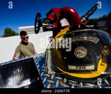 Il casco da pompiere di un vigile del fuoco della Pennsylvania Air National Guardsman è seduto sopra un apparecchio per motori antincendio durante le evoluzioni degli incendi dal vivo, il 13 maggio 2021, ad Allison Park, Pennsylvania. Guardiani basati al 171 ° treno alla Allegheny County Fire Academy. Foto Stock