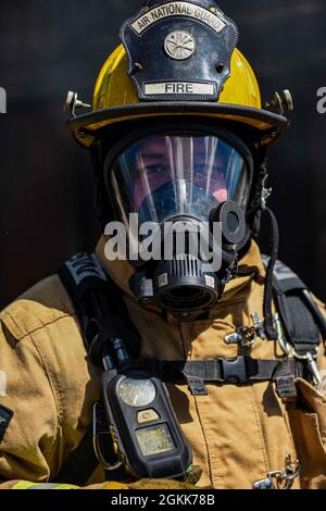 Pennsylvania Air National Guardsman staff Sgt. Michael Dugan, assegnato al 171st Air Refeling Wing Civil Engineer Squadron pone per un'immagine prima di entrare in un'evoluzione di addestramento al fuoco dal vivo, 13 maggio 2021, ad Allison Park, Pennsylvania. Guardiani basati al 171 ° treno alla Allegheny County Fire Academy. Foto Stock