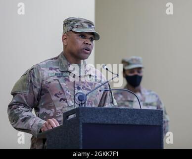 Il Lt. Col. Demarcio L. Reed, comandante della compagnia dentale 502d (Area Support Forward), parla durante una cerimonia di trasferimento dell'autorità a Camp Arifjan, Kuwait, 13 maggio 2021. La cerimonia segna la fine della missione della 502d Dental Company nella fornitura di servizi sanitari dentistici nell'area di responsabilità del comando centrale degli Stati Uniti. Foto Stock