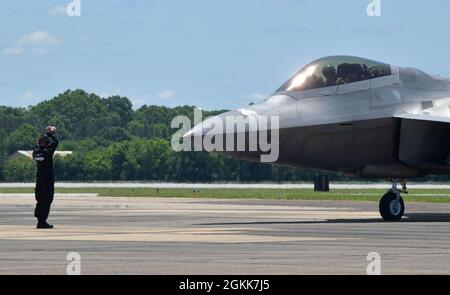 F-22A Raptor Demonstration Team Aircraft maintainer marshalls un aereo da decollo alla Maxwell Air Force base, Alabama 13 maggio 2021. F-22 Raptor è un velivolo da caccia di quinta generazione che ha la capacità di eseguire missioni Air-to-Air e Air-to-Ground. Foto Stock