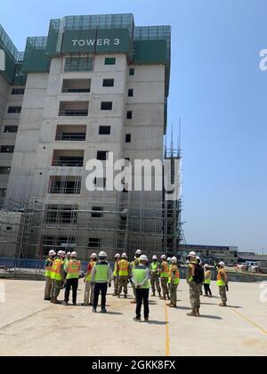 Il personale del sito del progetto del Distretto Estremo Oriente dà ai soldati del Battaglione undicesimo ingegnere un giro del cantiere USAG Humphreys, AFH100, durante una visita, maggio 13. Foto Stock