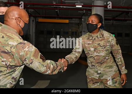 Consigliere senior enlisted del Capo, il National Guard Bureau Tony Whitehead saluta Airman 1st Class Mychelle King-Coleman, un capo equipaggio con il 104th Aircraft Maintenance Squadron della Massachusetts Air National Guard, durante una visita per incontrare i membri della National Guard assegnati alla missione Capitol Response a Washington, D.C., Maggio 14, 2021. La Guardia Nazionale è stata invitata a continuare a sostenere le forze dell'ordine federali con sicurezza, comunicazioni, evacuazione medica, logistica e supporto alla sicurezza per le agenzie statali, distrettuali e federali fino alla metà di maggio. Foto Stock