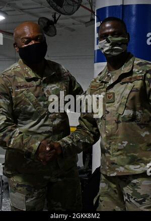 Consigliere senior arruolato al Capo, il National Guard Bureau Tony Whitehead pone per una foto con Tech. SGT. Moses Ssemugenyi, un membro della 102a ala di intelligenza della Guardia Nazionale aerea del Massachusetts, durante una visita per incontrare i membri della Guardia Nazionale assegnati alla missione Capitol Response a Washington, D.C., 14 maggio 2021. La Guardia Nazionale è stata invitata a continuare a sostenere le forze dell'ordine federali con sicurezza, comunicazioni, evacuazione medica, logistica e supporto alla sicurezza per le agenzie statali, distrettuali e federali fino alla metà di maggio. Foto Stock