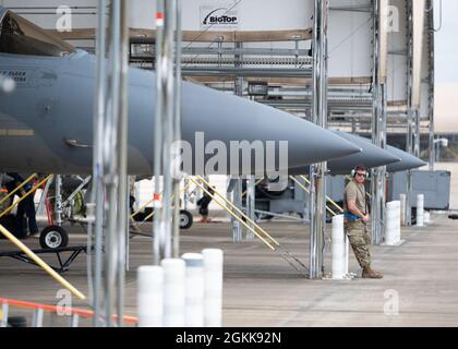US Air Force Senior Airman Hunter Smith, 173rd Fighter Wing Avionics Technician, attende che le US Air Force F-15C Eagles siano pronte per il lancio prima di un sortie alla base dell'aeronautica Eglin, Fl., 10 maggio 2021. La 173a ala dei combattenti volò alla base dell'aeronautica Eglin dal maggio 1-15 per sostenere gli studenti del F-35A Lightning II B-Course servendo come avversari aerei avversari. Foto Stock