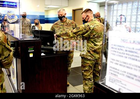 SSPGt. Justin McDonald, 735th AMS, cammina Major Gen. Mark Camerer attraverso il processo di check-in dei passeggeri utilizzando il Rapid Airlift Passenger Processing System (RAPPS) durante una visita al 735th Air Mobility Squadron il 13 maggio 2021. Foto Stock