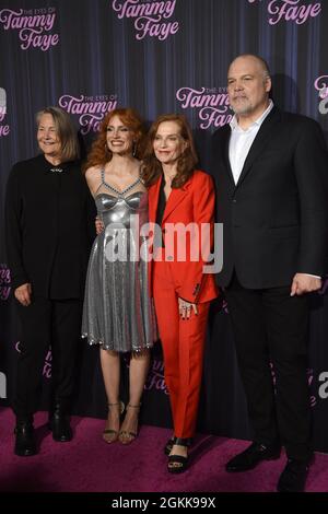 New York, NY, USA. 14 settembre 2021. Cherry Jones, Isabelle Huppert, Jessica Chastain, Vincent D'Onofrio agli arrivi per GLI OCCHI DI TAMMY FAYE Premiere, SVA (School for the Visual Arts) Theatre, New York, NY 14 settembre 2021. Credit: Kristin Callahan/Everett Collection/Alamy Live News Foto Stock