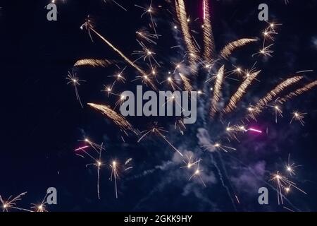 vortici orizzontali di colore e luce dai fuochi d'artificio in estate Foto Stock