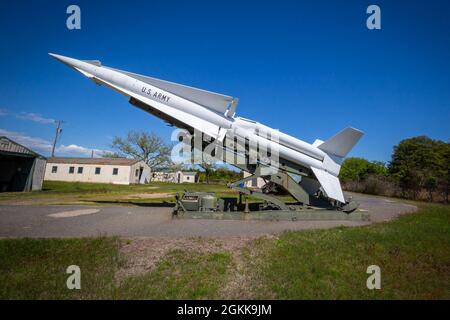 Un missile superficie-aria dell'esercito degli Stati Uniti Nike Hercules MIM-14 (Mobile Interceptor Missile, design 14) in mostra a Fort Hancock, Gateway National Recreation Area a Sandy Hook, N.J., 13 maggio 2021. Nike Hercules sostituì Nike Ajax MIM-3 ed era in grado di trasportare testate sia convenzionali che nucleari. La batteria missilistica Nike di Fort Hancock, NY-56, faceva parte della zona di difesa di New York. È stato attivato nel 1955 e ha continuato a operare fino al 1974. Il sito includeva un'area di lancio dei missili e un'area di controllo antincendio integrata che controllava e guidò i missili. Foto Stock