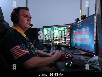 Il tenente Aaron Jones commenta un flusso di Twitch mentre i membri della squadra di capre e Glory giocano a Valorant. Capre e Gloria è il team degli eSport della Marina che si dedica a conoscere e coinvolgere i membri della comunità di gioco sulla vita e le opportunità disponibili nella Marina. Foto Stock