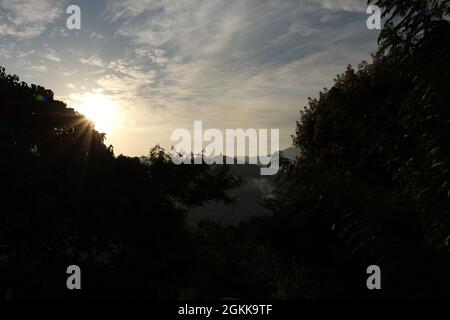 Una vista di una bella serata di un paese tropicale Foto Stock