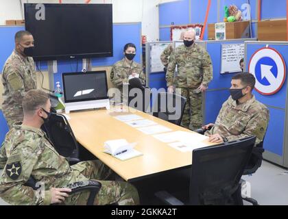 I soldati del 1 ° Teatro di sostegno comando (avanti) piani squadra condurre un incontro di pianificazione a Camp Arifjan, Kuwait, 22 marzo 2021. Il 1° TSC (FWD) Plans Team porta esperti in materia provenienti da numerosi campi che forniscono l'integrazione tra il 1° TSC Main Command Post a Fort Knox, Kentucky, e avanti i comandi di supporto spedizione a Camp Arifjan, Kuwait. Foto Stock