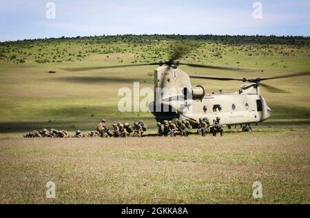 Un elicottero da carico CH-47 Chinook trasporta forze e attrezzature congiunte durante Swift Response 21 nell'area di addestramento di Babadag, Romania, 14 maggio 2021. Swift Response 21 è un esercizio legato al Defender 21, un esercizio annuale congiunto su larga scala guidato dall'esercito statunitense, multinazionale, progettato per costruire la prontezza e l'interoperabilità tra Stati Uniti, NATO e militari partner. Foto Stock