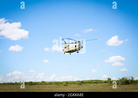 Un elicottero da carico CH-47 Chinook trasporta forze e attrezzature congiunte durante Swift Response 21 nell'area di addestramento di Babadag, Romania, 14 maggio 2021. Swift Response 21 è un esercizio legato al Defender 21, un esercizio annuale congiunto su larga scala guidato dall'esercito statunitense, multinazionale, progettato per costruire la prontezza e l'interoperabilità tra Stati Uniti, NATO e militari partner. Foto Stock