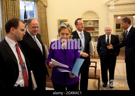 Il Presidente Barack Obama incontra il Segretario di Stato Hillary Clinton e i consiglieri presso l'Ufficio ovale, prima di fare una dichiarazione sul TRATTATO START, il 26 marzo 2010. Partecipano: Il Segretario della Difesa Robert Gates, l'ammiraglio Mike Mullen, il Vice Consigliere Nazionale per la sicurezza Tom Donilon, Mike McFaul, Gary Samore, il Segretario della Stampa Robert Gibbs e altri. (Foto ufficiale della Casa Bianca di Pete Souza) questa fotografia ufficiale della Casa Bianca è resa disponibile solo per la pubblicazione da parte delle organizzazioni di notizie e/o per uso personale la stampa dal soggetto(i) della fotografia. La fotografia potrebbe non essere ma Foto Stock