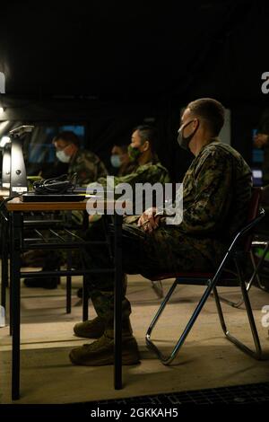 Il Lt. Col. Jeremy Nelson, comandante delle forze marine (destra), col. Masashi Hiraki, comandante delle forze di difesa del Giappone (centro), E il Lt. Col. Henry Marcaillou, comandante delle forze di terra francesi per l'esercizio, ottenere informato sulle evoluzioni di addestramento sul campo per l'esercizio Jeanne D'Arc 21 a Kirishima manovra Area, Giappone, 16 maggio 2021. Le lezioni e le pratiche che condividiamo con i nostri alleati giapponesi, francesi e australiani durante l'ARC-21 ci rendono tutti più capaci di rispondere alle crisi in tutto il Pacifico, sia nella difesa del Giappone, sia rispondendo alle contingenze in altre parti della regione, o Foto Stock