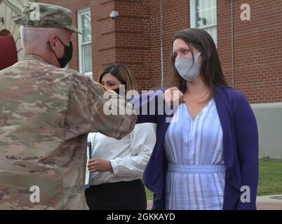 La sig.ra Emily Shamsi, un membro del 1° gruppo di supporto del comando di sostegno del teatro e della preparazione della famiglia, dà un gomito amichevole al Gen. John Sullivan, comandante generale, 1° TSC, dopo aver ricevuto un certificato di apprezzamento a Fort Knox, Kentucky, 14 maggio 2021. Foto Stock