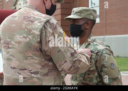 Personale Sgt. Nahjier Williams, funzionario non commissionato per gli affari pubblici, 1° comando di supporto al Teatro, riceve la Medaglia di Servizio volontario eccezionale militare dal Gen. John Sullivan, comandante generale, 1° TSC, durante una cerimonia di premiazione a Fort Knox, Kentucky, 14 maggio 2021. Foto Stock