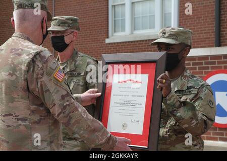 Personale Sgt. Nahjier Williams, funzionario non commissionato per gli affari pubblici, primo comando di sostegno del teatro, rappresenta il 1 ° TSC non commissionato ufficiali in quanto l'unità è insignita della Meritorious Unit Comendation da parte del Gen. John Sullivan, comandante generale, 1 ° TSC, a Fort Knox, Kentucky, Maggio 14, 2021. Foto Stock