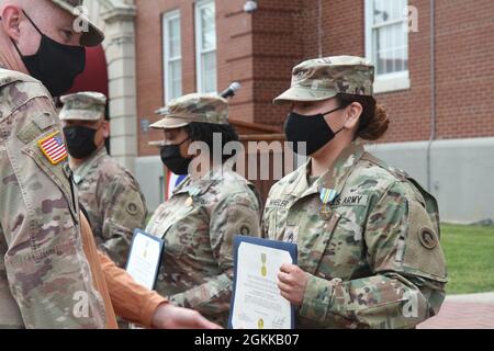 Personale Sgt. Lana Wheeler, responsabile non commissionato dei movimenti di ramo delle operazioni di trasporto, 1° comando di sostegno del teatro, è insignito della Medaglia di Servizio di Volontariato militare eccezionale da parte del Gen. John Sullivan, comandante generale, 1° TSC, durante una cerimonia di premiazione a Fort Knox, Kentucky, 14 maggio 2021. Foto Stock