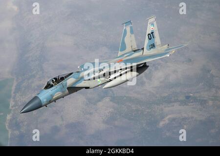 Un F-15 dall'85th Test and Evaluation Squadron, 53rd Wing, fuori dalla base dell'aeronautica di Eglin, Florida, conduce le operazioni di rifornimento aereo sopra i cieli della California del nord, maggio 14. Il velivolo ha partecipato all'esercizio Northern Edge 21 in Alaska all'inizio di maggio. Foto Stock