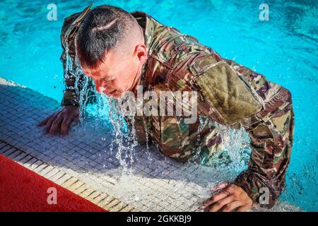 Schofield Barracks, HI — Soldiers from 25th Infantry Division Artillery (25th DIVARTY) ha completato la Jungle 5K e il test di nuoto in su alla Lightning Academy Schofield Barracks, Hawaii, 14 maggio 2021 come pratica per un corso di addestramento di operazioni della giungla imminente (JOTC). Foto Stock