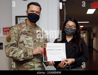 Foto di Momoko Shindo, U.S. Army Garrison Japan Visual Information Division il Colr. Thomas Matelski, a sinistra, comandante della US Army Garrison Japan, presenta Dominique Alvarez, un agente di passaporto e agente di azioni del personale per la direzione delle risorse umane della guarnigione, con un “chip da poker” del comandante presso la struttura di Camp Zama, Giappone, Maggio 14. Foto Stock