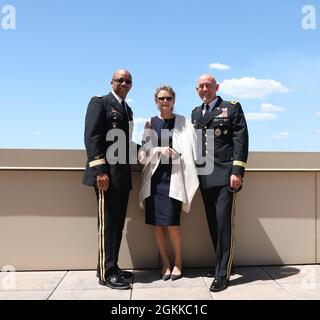 United States Army Reserve Lt. Gen. A.C. Roper (a sinistra), Julie Luckey (al centro) e Lt. Gen. (Ret.) Charles D. Luckey (a destra), posa per una foto su "la sporgenza" presso la sede centrale del comando della Riserva dell'Esercito degli Stati Uniti dopo una cerimonia di promozione e giuramento per Roper a Fort Bragg, N.C., 14 maggio 2021. Il Gen. Roper, precedentemente il vice comandante generale per il comando della riserva dell'esercito degli Stati Uniti, ha accettato la posizione del vice comandante del comando nordico degli Stati Uniti Foto Stock