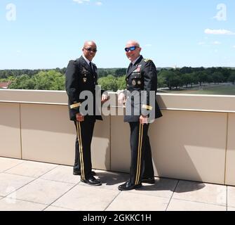 United States Army Reserve Lt. Gen. A.C. Roper (a sinistra) e Lt. Gen. (Ret.) Charles D. Luckey (a destra), posa per una foto su "la sporgenza" presso la sede centrale del comando della Riserva dell'Esercito degli Stati Uniti dopo una cerimonia di promozione e giuramento per Roper a Fort Bragg, N.C., 14 maggio 2021. Il Gen. Roper, precedentemente il vice comandante generale per il comando della riserva dell'esercito degli Stati Uniti, ha accettato la posizione del vice comandante del comando nordico degli Stati Uniti Foto Stock