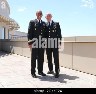 United States Army Reserve Lt. Gen. A.C. Roper (a sinistra) e Lt. Gen. (Ret.) Charles D. Luckey (a destra), posa per una foto su "la sporgenza" presso la sede centrale del comando della Riserva dell'Esercito degli Stati Uniti dopo una cerimonia di promozione e giuramento per Roper a Fort Bragg, N.C., 14 maggio 2021. Il Gen. Roper, precedentemente il vice comandante generale per il comando della riserva dell'esercito degli Stati Uniti, ha accettato la posizione del vice comandante del comando nordico degli Stati Uniti Foto Stock