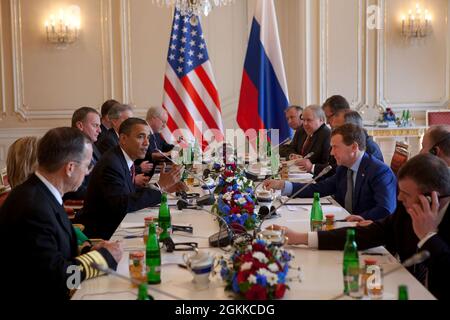 Il presidente Barack Obama, centro-sinistra, e il presidente russo Dmitry Medvedev, centro-destra, partecipano all'incontro bilaterale della delegazione allargata al castello di Praga, Repubblica Ceca, 8 aprile 2010. (Foto ufficiale della Casa Bianca di Pete Souza) questa fotografia ufficiale della Casa Bianca è resa disponibile solo per la pubblicazione da parte delle organizzazioni di notizie e/o per uso personale la stampa dal soggetto(i) della fotografia. La fotografia non può essere manipolata in alcun modo e non può essere utilizzata in materiali commerciali o politici, pubblicità, e-mail, prodotti, promozioni che in qualsiasi modo suggerisce appro Foto Stock