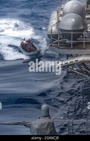 PACIFIC OCEAN (15 maggio 2021) marinai assegnati alla nave d'assalto anfibio dispiegata in avanti USS America (LHA 6) conducono piccole operazioni di barca. L'America, nave principale dell'America Amphibious Ready Group, opera nell'area di responsabilità della settima flotta degli Stati Uniti per migliorare l'interoperabilità con alleati e partner e serve come forza di risposta pronta a difendere la pace e la stabilità nella regione dell'Indo-Pacifico. Foto Stock