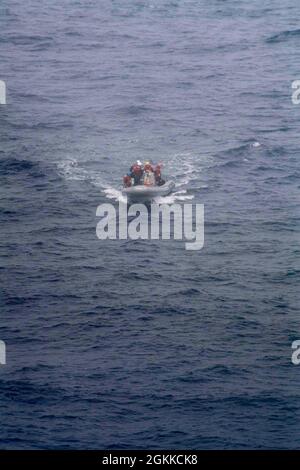 PACIFIC OCEAN (15 maggio 2021) marinai assegnati alla nave d'assalto anfibio dispiegata in avanti USS America (LHA 6) conducono piccole operazioni di barca. L'America, nave principale dell'America Amphibious Ready Group, opera nell'area di responsabilità della settima flotta degli Stati Uniti per migliorare l'interoperabilità con alleati e partner e serve come forza di risposta pronta a difendere la pace e la stabilità nella regione dell'Indo-Pacifico. Foto Stock