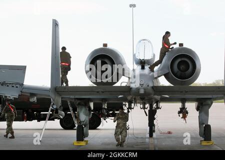 Gli airman del 127th Maintenance Squadron si impegnano in una varietà di compiti per recuperare un A-10 Thunderbolt II da un volo e prepararlo per la prossima missione alla base della Guardia Nazionale aerea di Selfridge, Michigan, 16 maggio 2021. L'A-10 è uno dei due aerei gestiti dalla Michigan Air National Guard a Selfridge. KC-135 Stratotankers sono anche assegnati alla base. Foto Stock