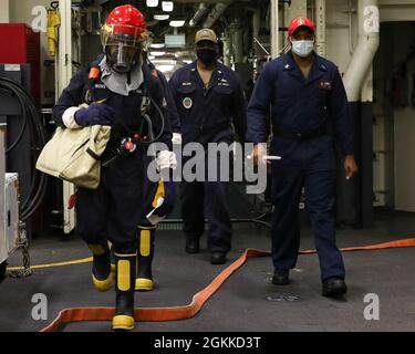 210515-N-NM271-1029 OCEANO PACIFICO (15 maggio 2021) – i marinai partecipano alla formazione per il controllo dei danni a bordo di una nave d'assalto anfibio USS Tripoli (LHA 7), maggio 15. Tripoli sta conducendo operazioni di routine nella terza flotta statunitense. Foto Stock