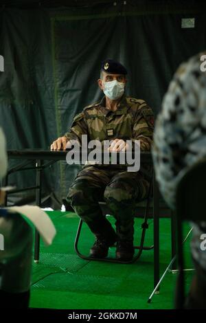 Il Lt. Col. Henry Marcaillou, comandante delle forze di terra francesi per l'esercizio, attende di rispondere alle domande dei giornalisti locali a Kirishima manovrare Area, Giappone, 16 maggio 2021. Le lezioni e le pratiche che condividiamo con i nostri alleati giapponesi, francesi e australiani durante l'ARC-21 ci rendono tutti più capaci di rispondere alle crisi in tutto il Pacifico, sia nella difesa del Giappone, sia nel rispondere alle contingenze in altre parti della regione, o anche se chiamati ad aiuti umanitari/operazioni di soccorso in caso di calamità. Foto Stock