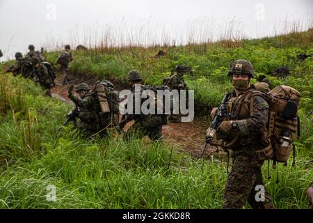 Marines degli Stati Uniti con III forza di spedizione marina e soldati giapponesi con Brigata di dispiegamento rapido anfibio, forza di autodifesa del Giappone, pattugliano prima di condurre un assalto multilaterale durante l'esercizio Jeanne D'Arc 21 a Kirishima manovrare Area, Giappone, 15 maggio 2021. ARC-21 è un'opportunità per le forze statunitensi, francesi, giapponesi e australiane di condividere esperienze, tattiche e Best practice per affinare insieme le proprie competenze. Foto Stock