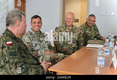 Da sinistra a destra: L'esercito polacco col. Marek Gmurski, il comandante del centro di addestramento delle forze terrestri di Drawsko, la briga dell'esercito degli Stati Uniti. John Haas, assistente generale della Guardia Nazionale della Florida, generale della Guardia Nazionale degli Stati Uniti, generale della Guardia Nazionale della Florida, e generale dell'Esercito degli Stati Uniti, Ricardo Roig, comandante del 50th Regional Support Group (RSG). I dirigenti della Guardia Florida incontreranno Gmurski presso la Forward Operating Site (FOS) Drawkso Pomorskie Training Area, Polonia, il 15 maggio 2021. Il 50° RSG di Homestead, Florida, è distribuito in Polonia per supportare la risoluzione atlantica fornendo management e bas Foto Stock