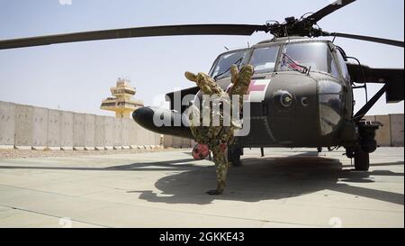 Personale Sgt. Brianna Pritchard, un meccanico in elicottero della Guardia Nazionale dell'Esercito UH-60 Black Hawk di Anchorage, Alaska, mostra le sue mosse di rottura olimpica alla base aerea di al Asad, in Iraq. Foto Stock