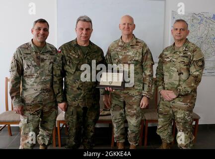 Da sinistra a destra: U.S. Army Briga. John Haas, assistente generale della Guardia Nazionale della Florida, comandante dell'esercito polacco Marek Gmurski, del Drawsko Land Forces Training Center, generale della Guardia Nazionale della Florida e generale dell'esercito statunitense Ricardo Roig, comandante del 50° gruppo di supporto regionale (RSG). I dirigenti della Guardia Florida incontreranno Gmurski presso la Forward Operating Site (FOS) Drawkso Pomorskie Training Area, Polonia, il 15 maggio 2021. Il 50° RSG di Homestead, Florida, è distribuito in Polonia per supportare la risoluzione atlantica fornendo management e bas Foto Stock