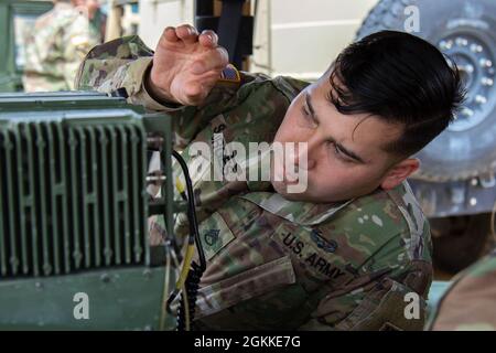 Il personale della Riserva dell'Esercito degli Stati Uniti Sgt. Anthony Sturges, 647th Regional Support Group (RSG), 416th Theatre Engineer Command, effettua operazioni radio durante l'assemblea di battaglia di RSG 15 maggio 2021, presso il Lanny J. Wallace Army Reserve Center di Wichita, Kan. I soldati con il 647esimo RSG svolgono regolarmente la formazione durante l'assemblea di battaglia per rimanere pronti a mobilitare, dispiegare, combattere e vincere come parte integrata del team dell'esercito. Foto Stock