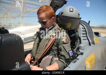 Il pilota colombiano dell'Air Force A-29B Super Tucano si prepara al volo durante la Red Flag-Rescue alla base dell'aeronautica militare Davis-Monthan, Ariz., 15 maggio 2021. Red Flag-Rescue è il primo esercizio di ricerca e salvataggio di combattimento del DoD. Foto Stock